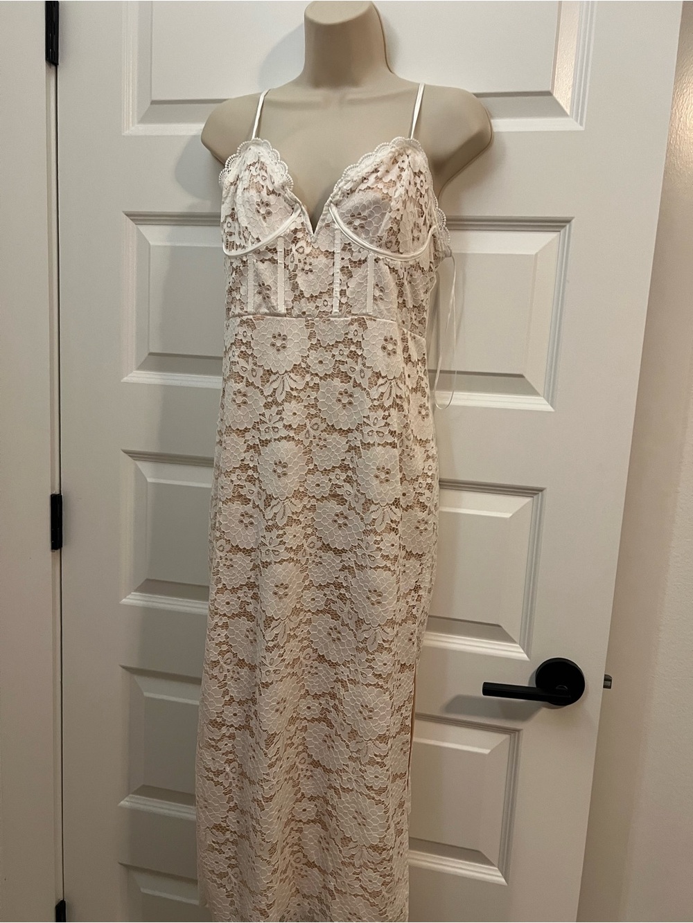White lace dress - Picture 4 of 4